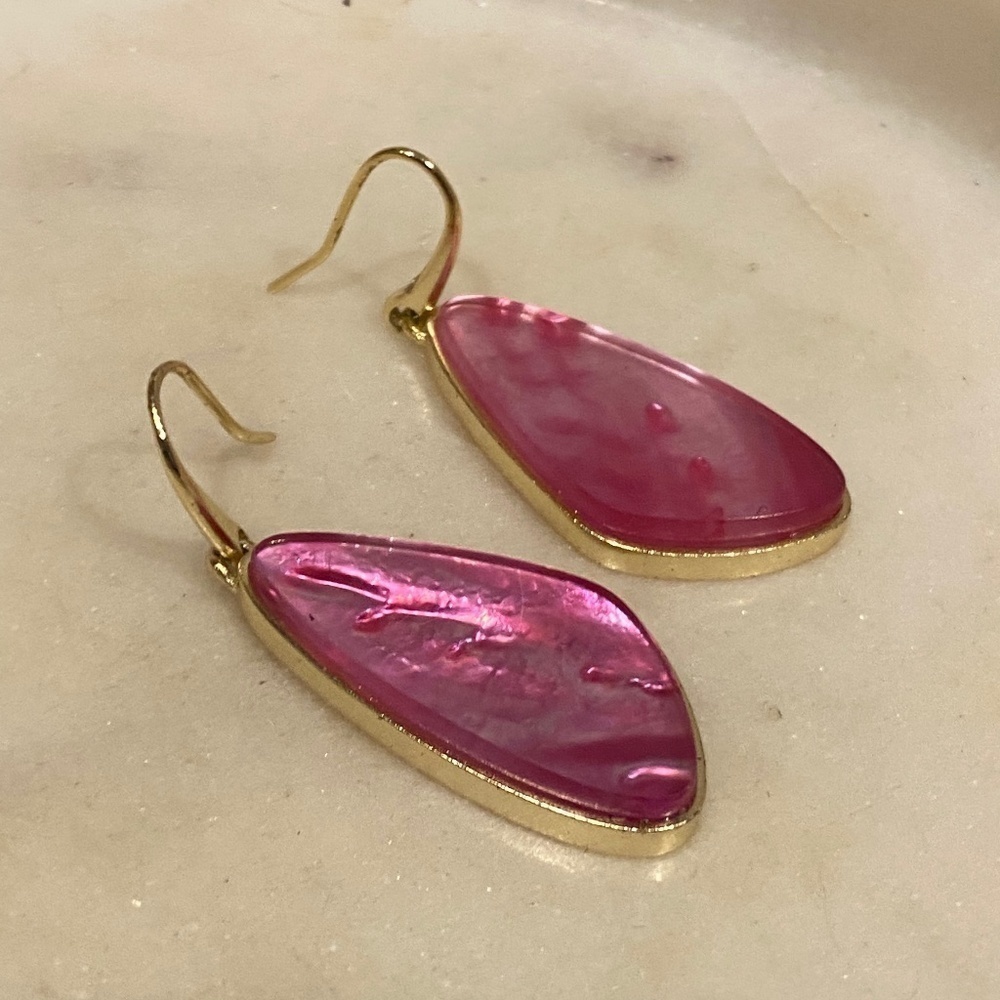 STUNNING pink faux mother of Pearl gold tone earrings